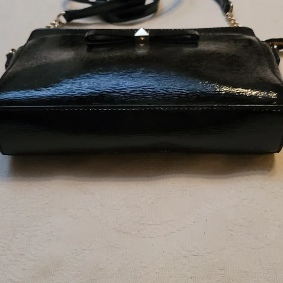 Kate Spade bag crossbody black patent leather gold trim and chain - Picture 5 of 9